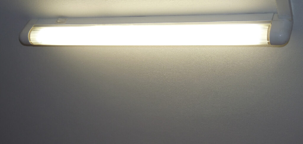 How to Ground a Fluorescent Light Fixture