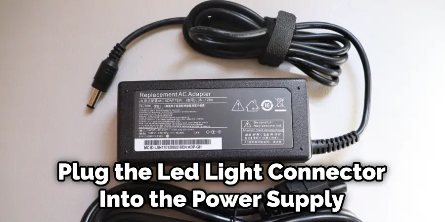  Plug the Led Light Connector Into the Power Supply
