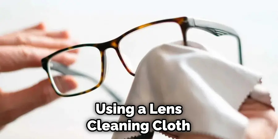 Using a Lens Cleaning Cloth