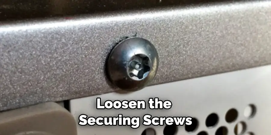 Loosen the Securing Screws