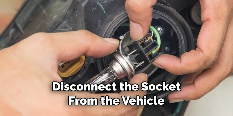 Disconnect the Socket From the Vehicle